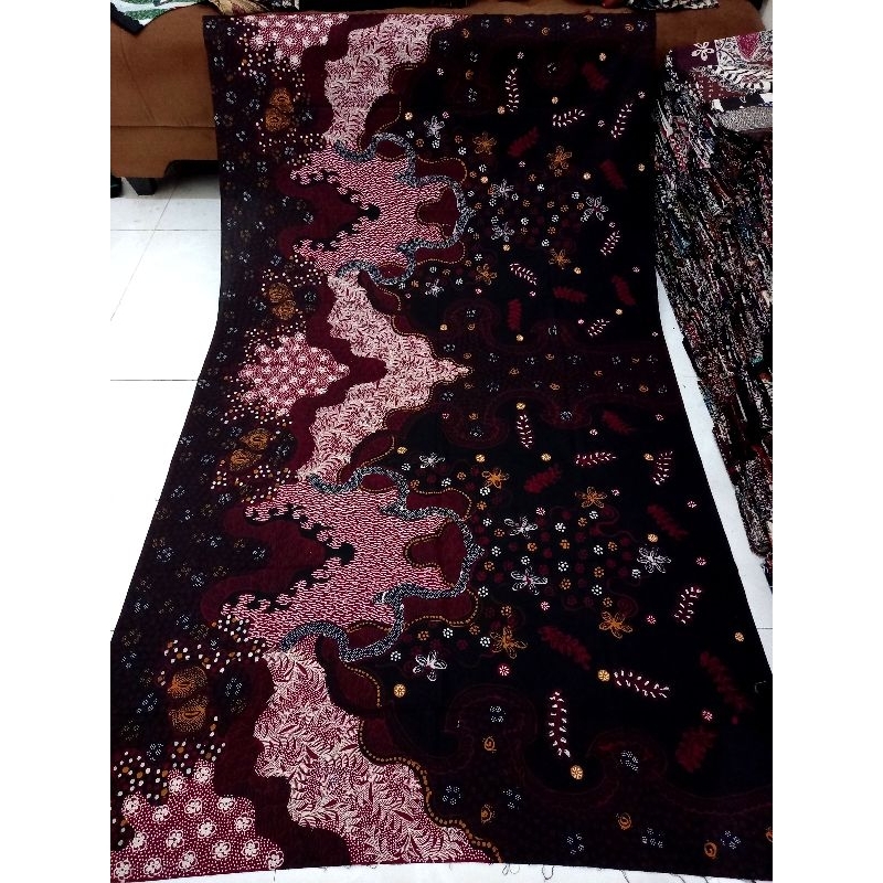 Kain Batik Merah dengan Motif Bunga
