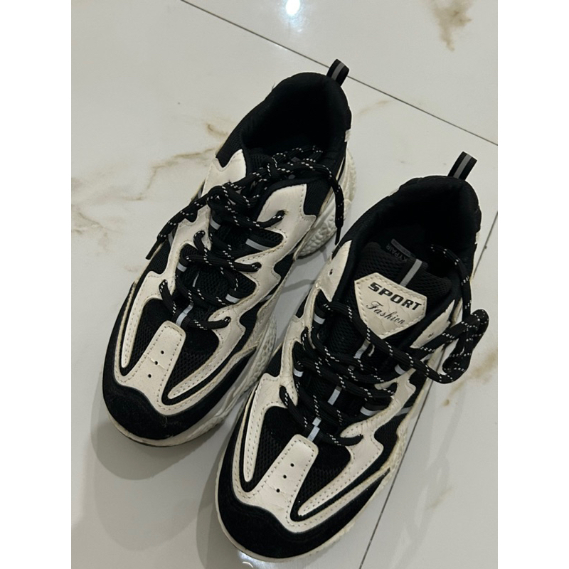 preloved sneakers by sneakypair