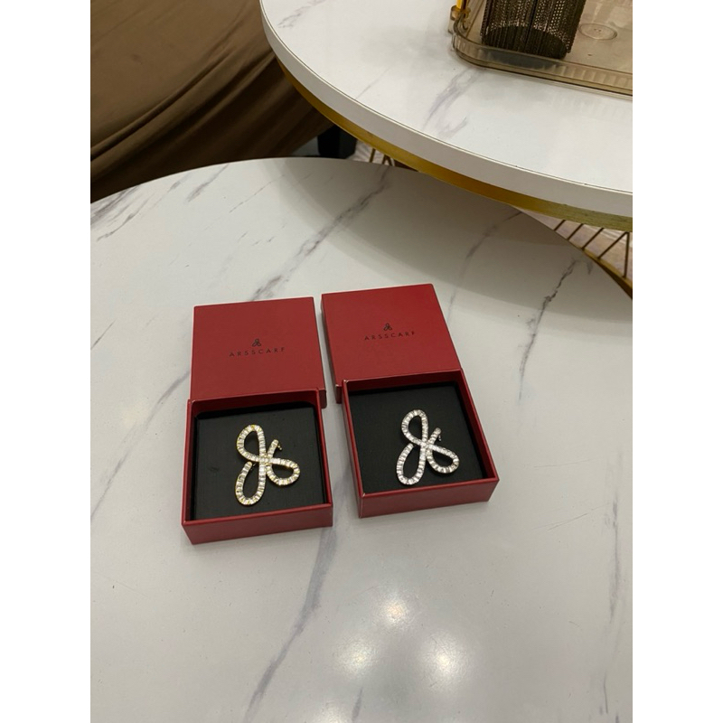 brooch arsscarf