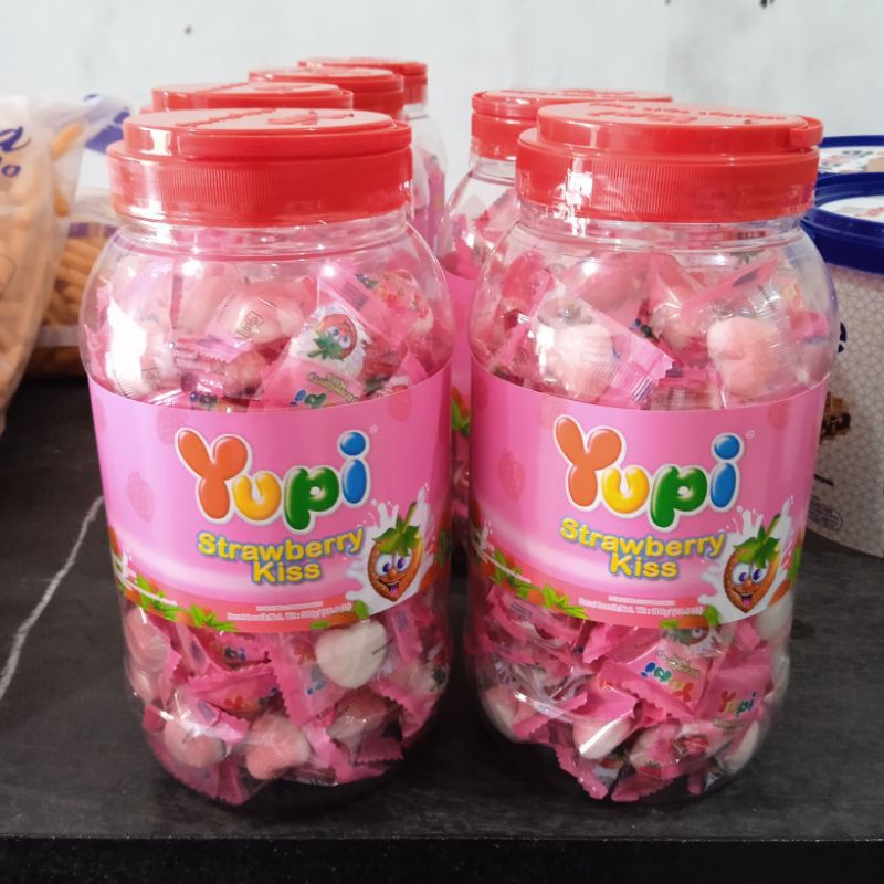 

permen yupi pink permen yupi strawberry kiss satu toples