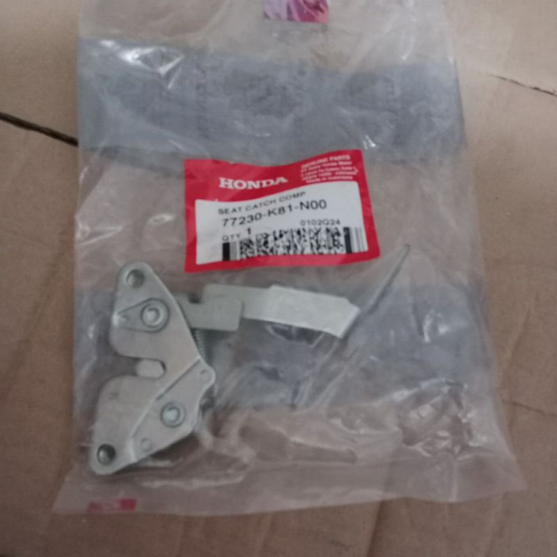 AHM 77230-K81-N00 Lawan kunci jok sadel Honda Beat eSP,Beat Street eSP