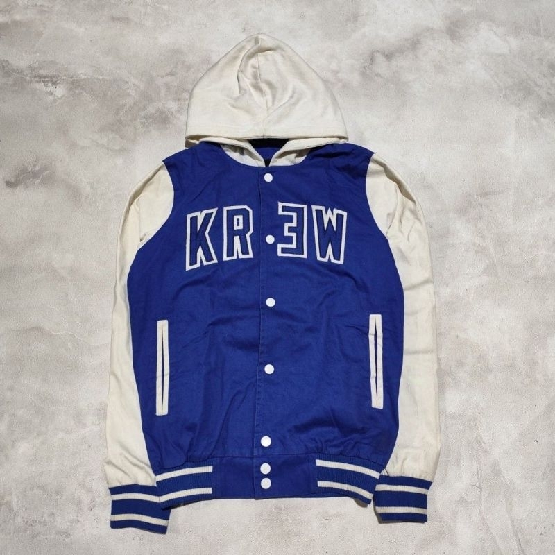 Jaket varsity baseball pria krew putih biru