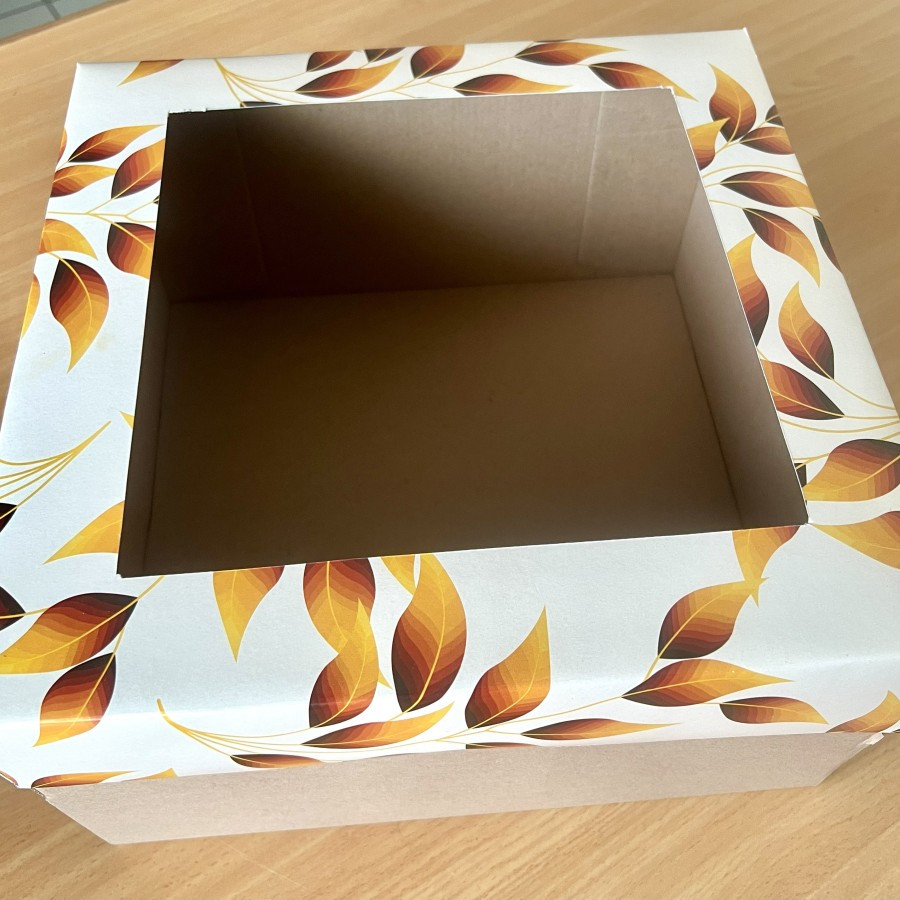 

( 10 Pcs )Box Hampers Edisi Autumn Mika Motif Daun Orange Warna Putih Polos Kotak Ukuran 25x25x10 Cm