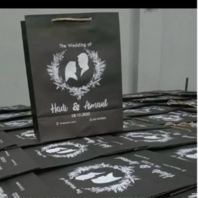 

PAPERBAG HITAM + SABLON (20x11x25 cm)