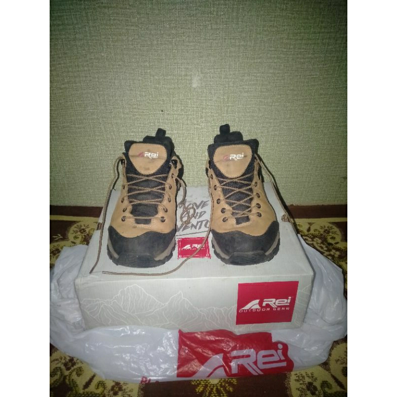 second ARei Sepatu Hiking Pria