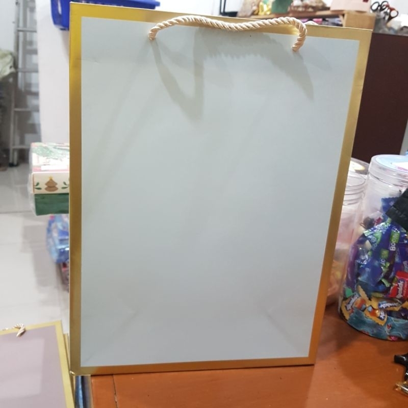 

Paper Bag Kertas Polos List Emas Besar Biru Muda / Kantong Bingkisan Tali Tambang S03-1