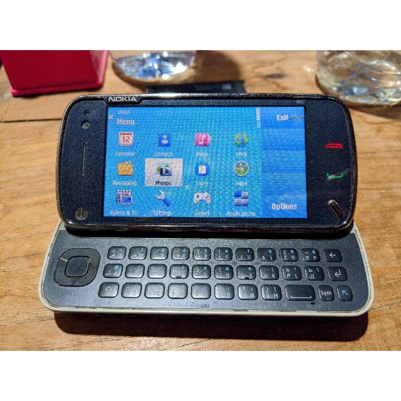 nokia N97 masih original, untuk koleksi,kondisi persis seperti difoto gk kurang gk lebih,udah dites 