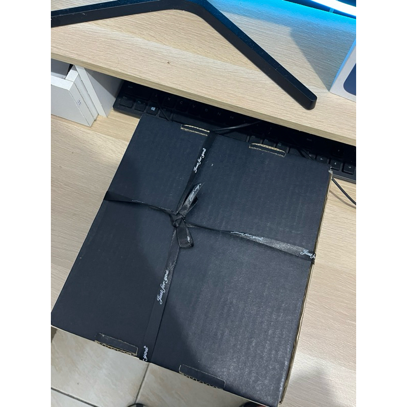 

Kotak Hadiah dengan Pita Hitam