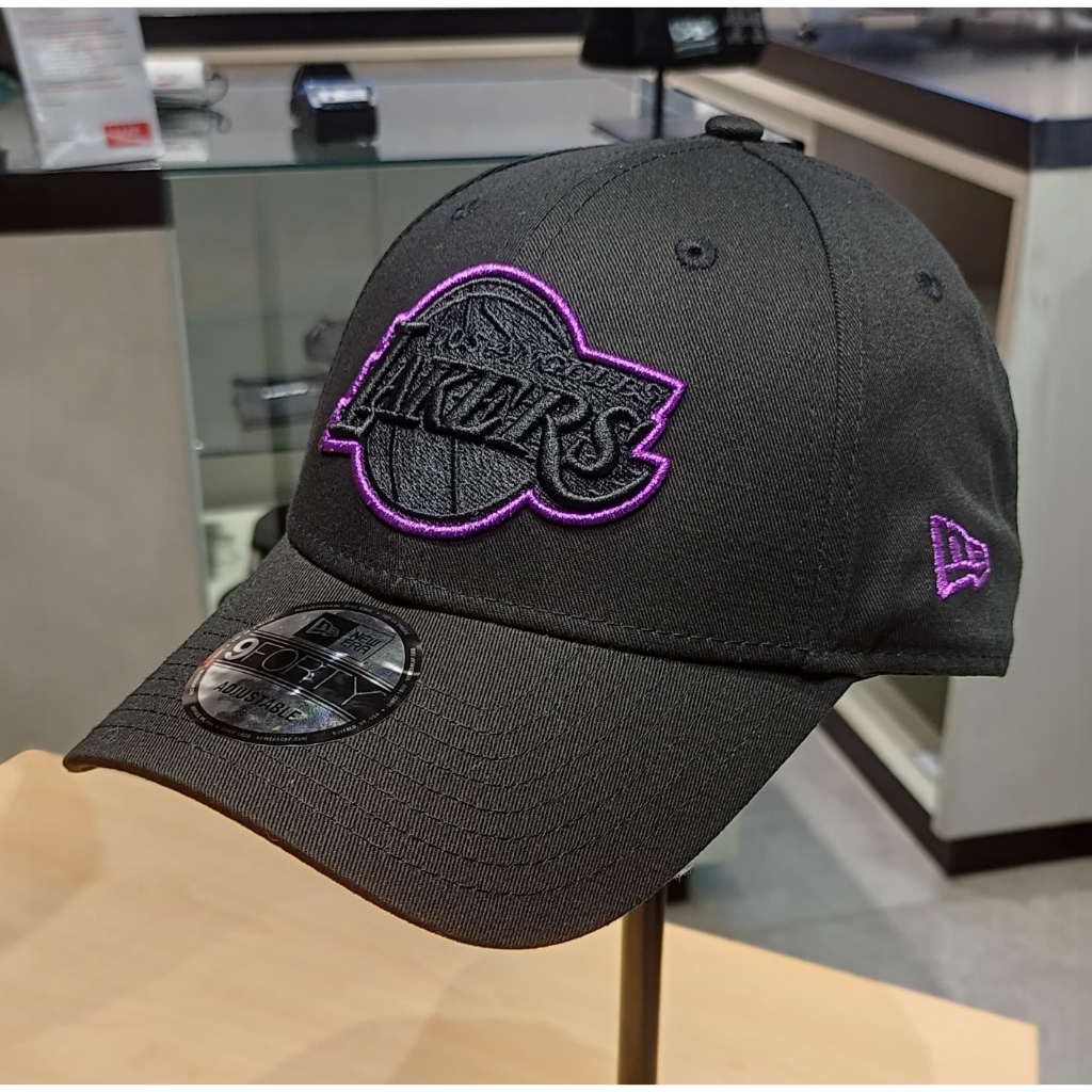 Topi New Era 9Forty Los Angeles Lakers Metallic Outline Black/Purple Cap 100% Original Resmi