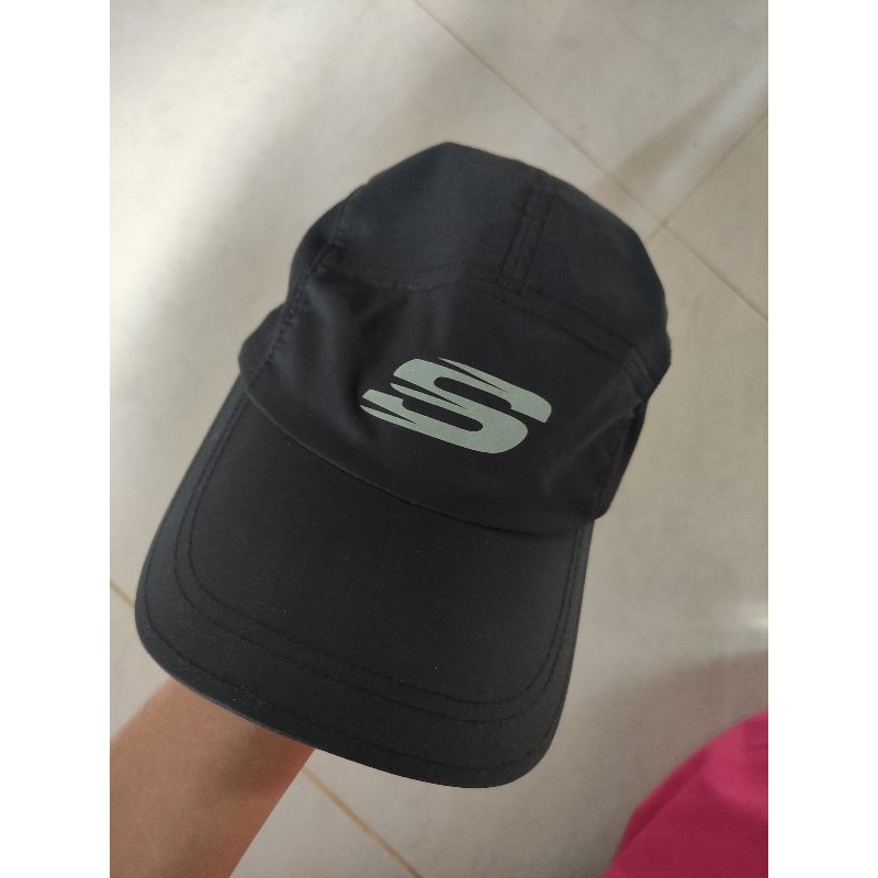 Topi running merek skechers