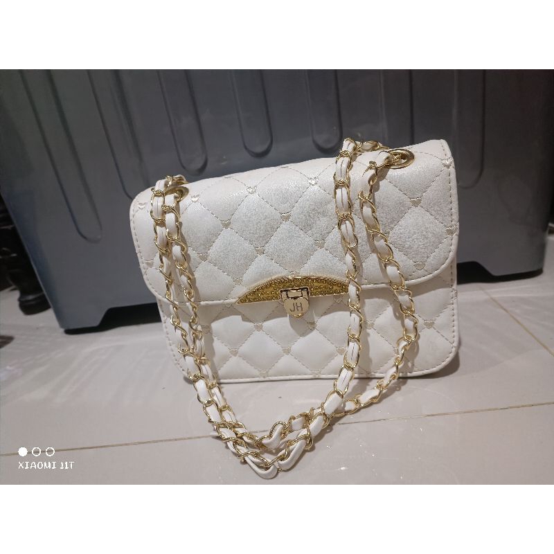 Tas Selempang Putih dengan Rantai Emas