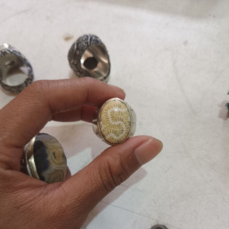 batu teratai motif lipan