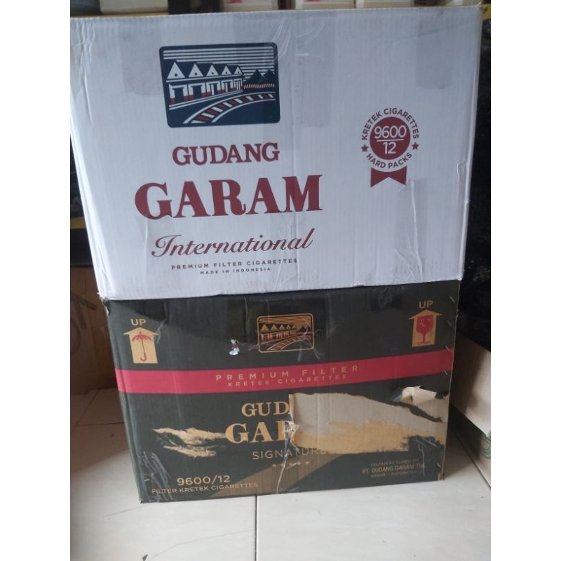 Kardus bekas Gudang Garam Putih dan Hitam