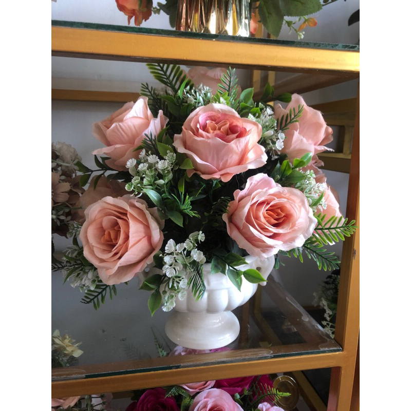 Rangkaian Bunga Mawar Vas Keramik Trophy