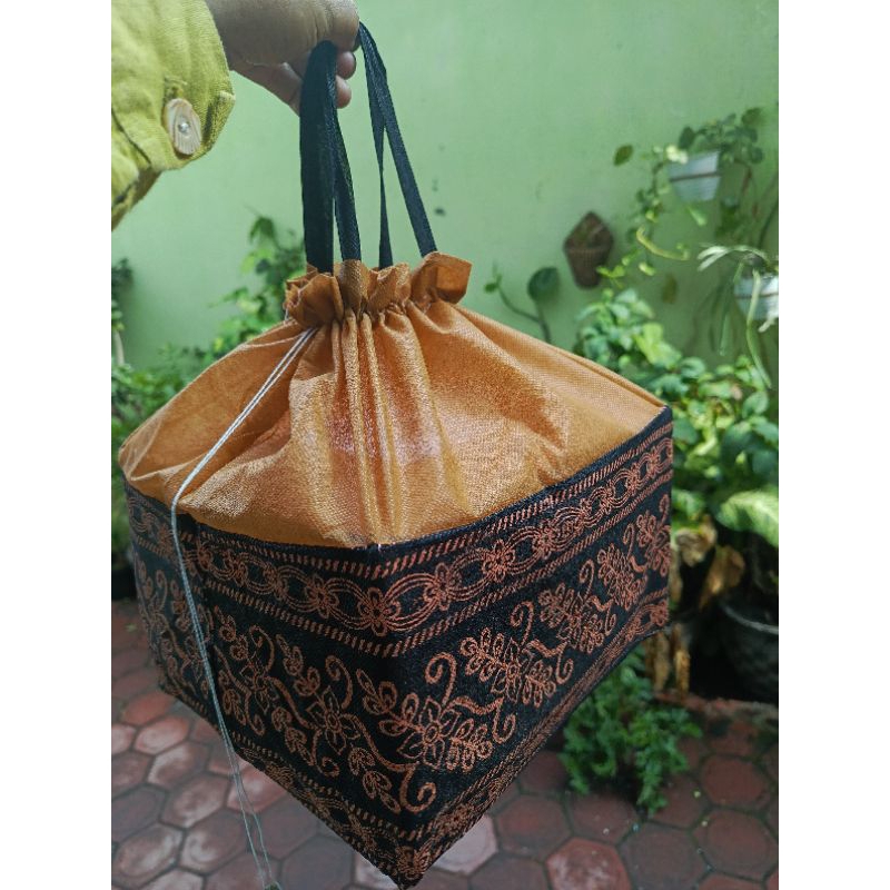 

tas hajatan kotak nasi spunbond uk.22x22 tinggi 25