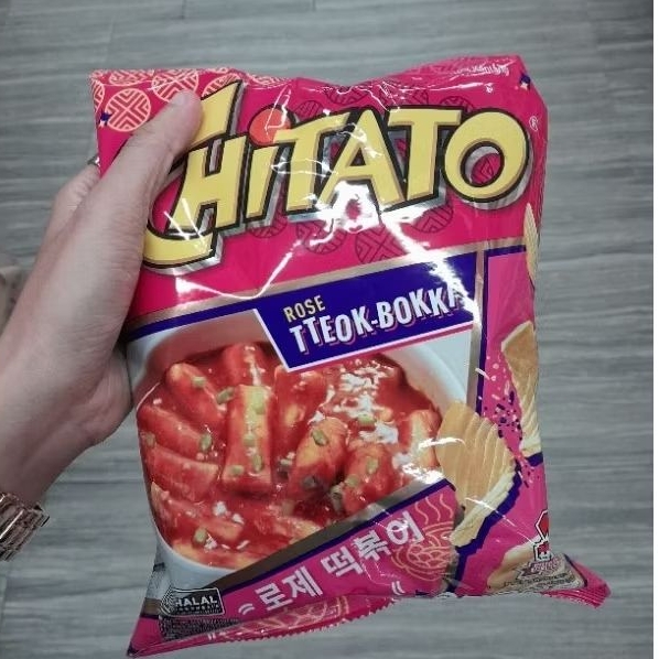 

Chitato snack potato kentang rasa Rose Tteok Bokki 68gr