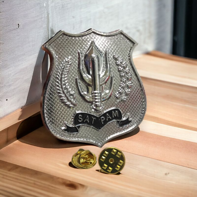 pin lencana kewenangan besar satpam security