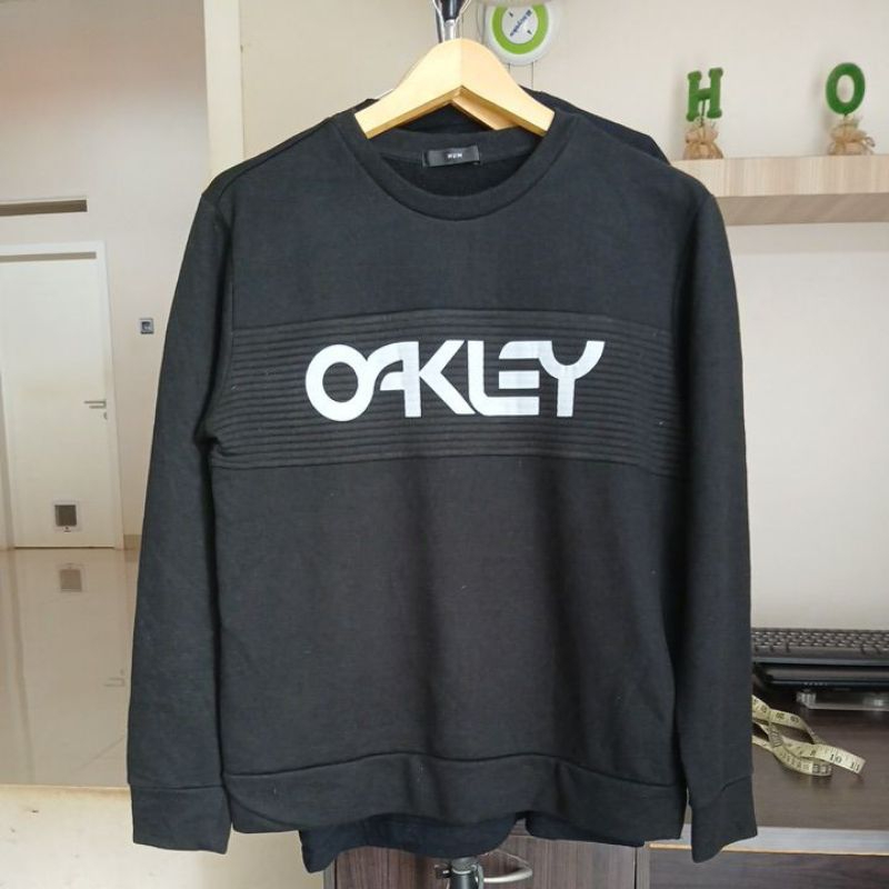 CN Crewneck hitam HUM second Original LD 106 panjang 63 warna pekat kerah kencang mulus no minus