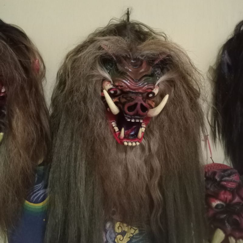topeng karakter  babi (suri kuda)