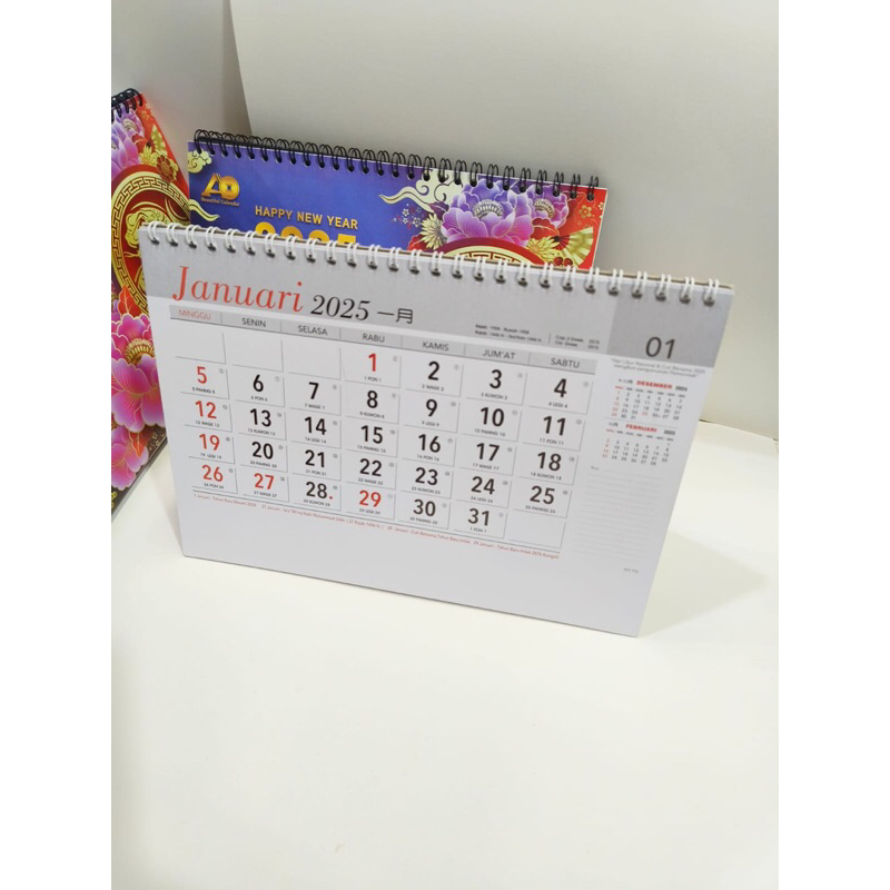 

kalender meja kerja angka besar hitam 2025