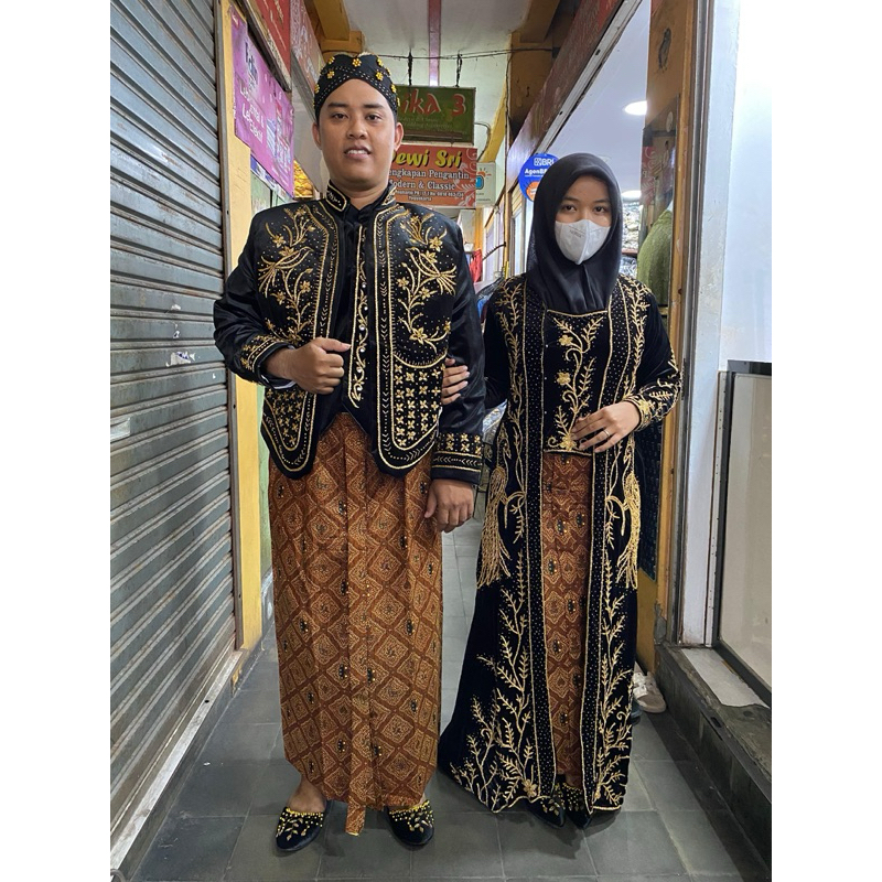 Baju pengantin bludru merak