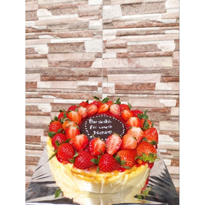 

Basque Burnt Cheese Cake 20cm dengan Selai Strawberry dan Strawberry