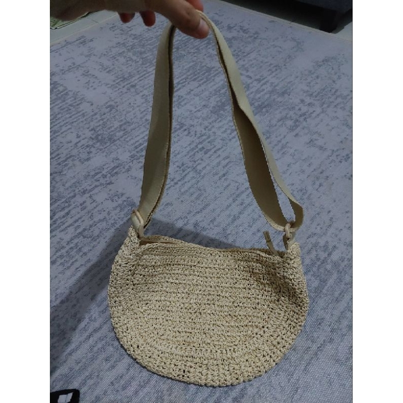 Tas Uniqlo Round bag Uniqlo anyaman Beige