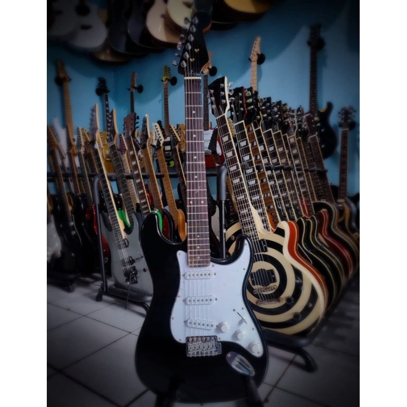 Gitar elektrik Stratocaster model copy kondisi baru Sudah seting wenak tinggal jrenk