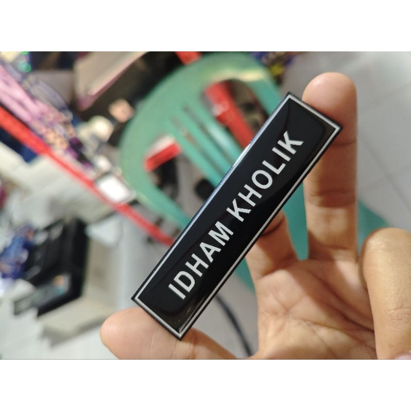 

Nametag resin list dan tulisan putih