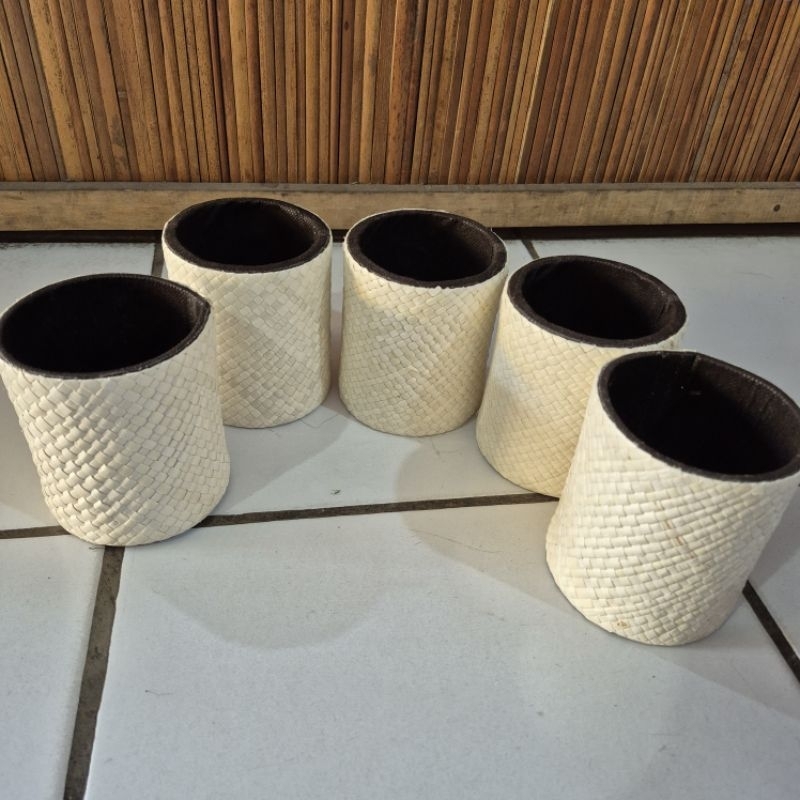 

Tempat pensil anyaman pandan bulat