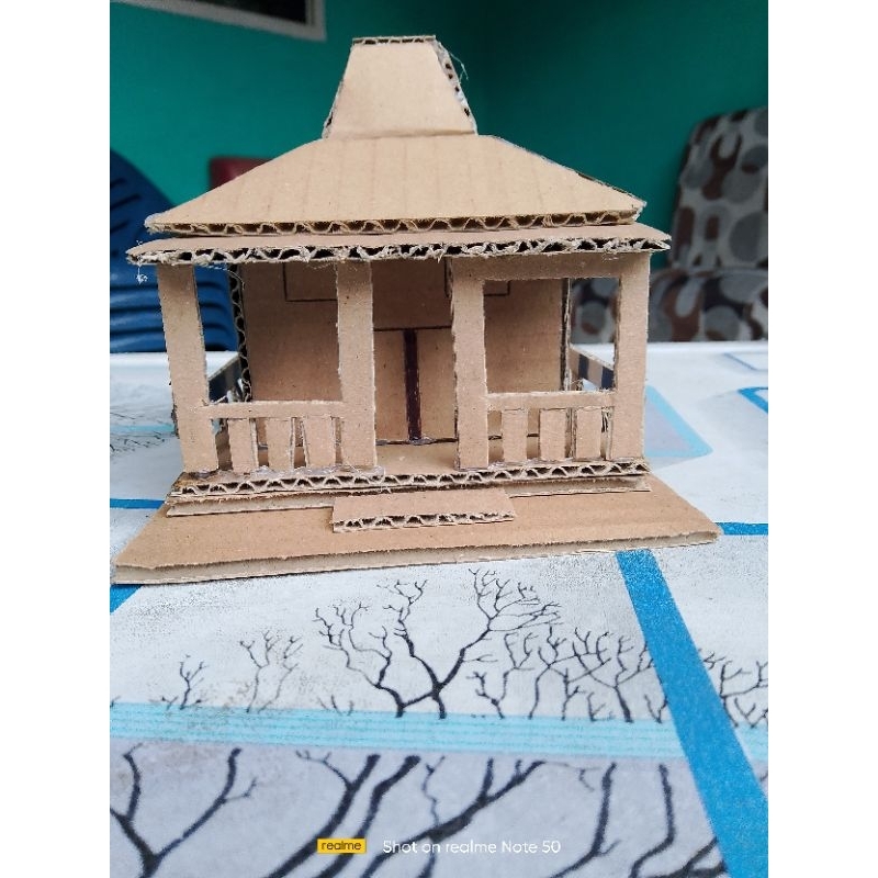 Miniatur rumah joglo Jawa tengah dari kardus