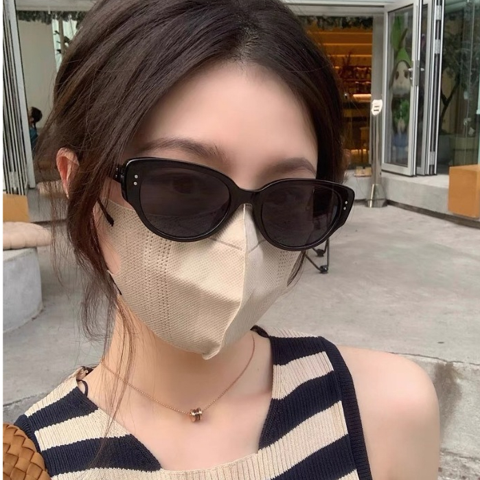 Kacamata hitam mata bingkai hitam dan putih Kacamata pelindung UV gaya baru