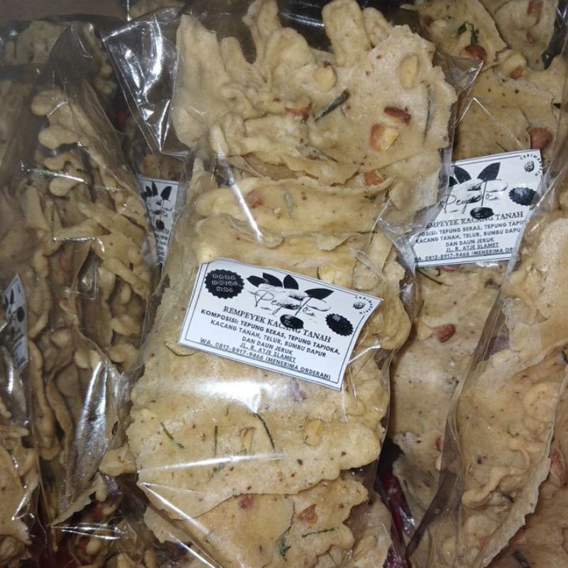 

Rempeyek Kacang Tanah pakai daun lemon gurih dan renyah