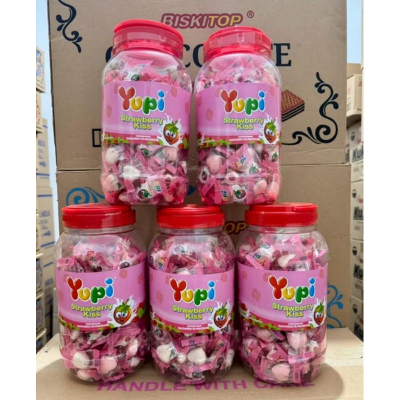 

Yupi Permen Toples Strawberry Kiss Jar 300gr