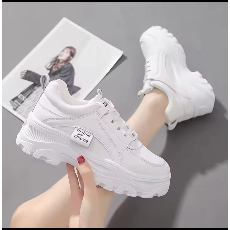 Sepatu Wanita Tinggi Sneakers