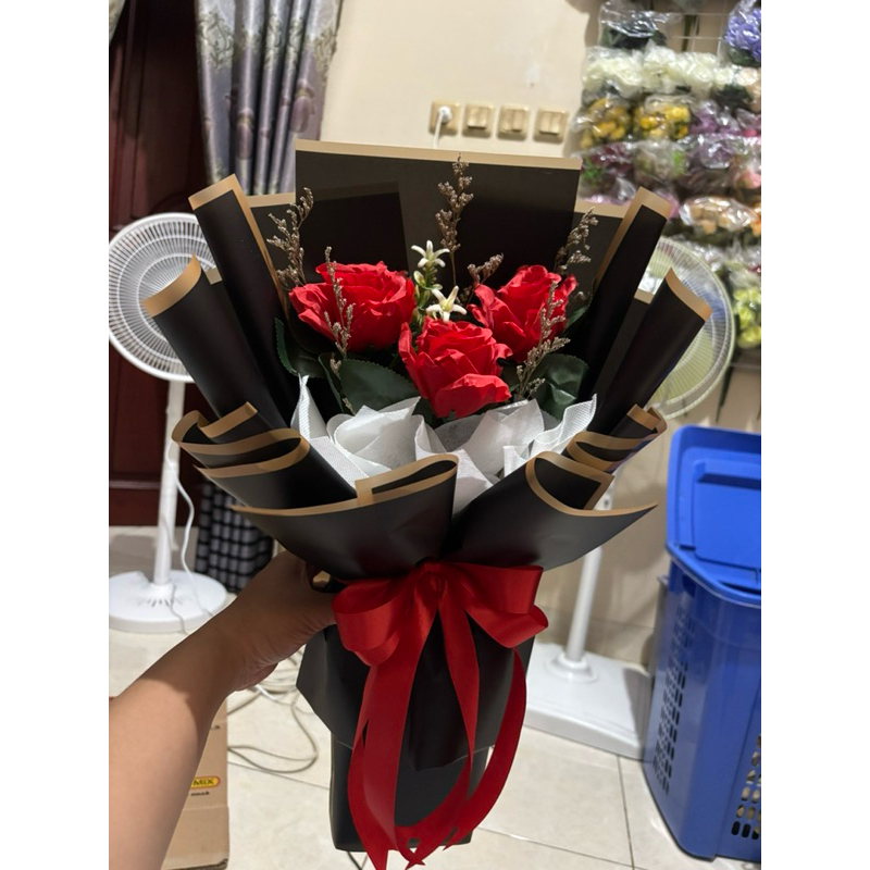 Buket Bunga Hitam Merah