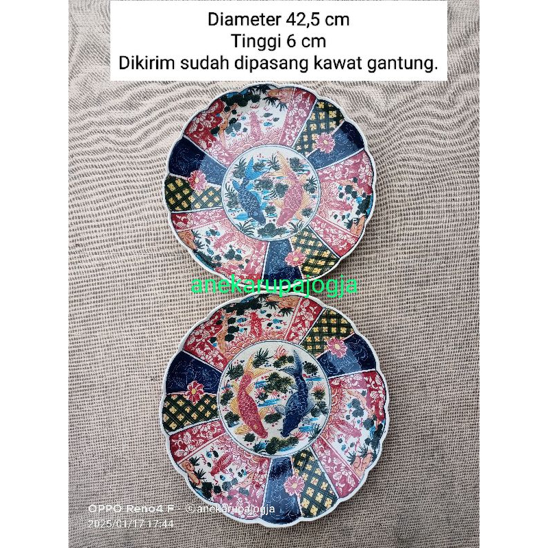 2 buah piring gantung keramik lukis motif imari gambar ikan untuk dekorasi hiasan dinding
