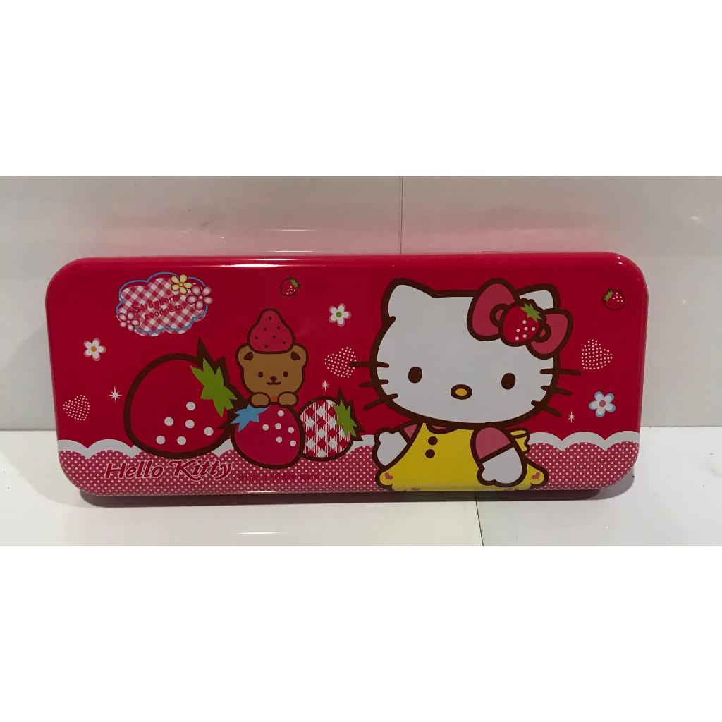 

TIN PENCASE HELLO KITTY ORIGINAL BAHAN KALENG WARNA MERAH UKURAN 20x2.5x8cm (LxT)