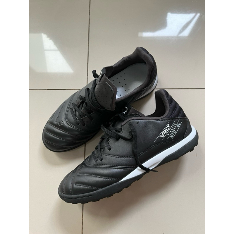 sepatu futsal decathlon kipsta - viralto II