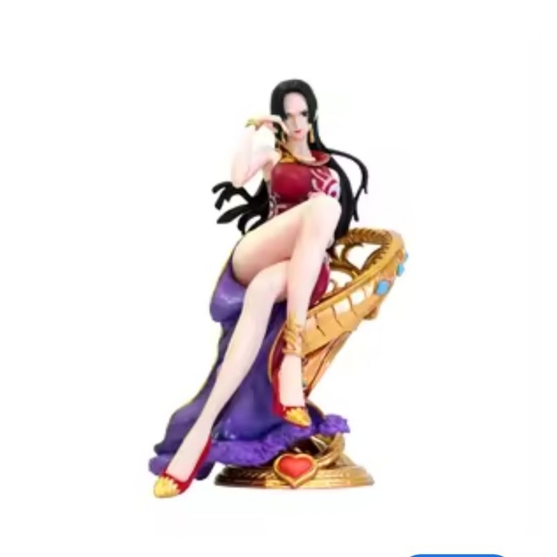 Action figure Boa Hancock duduk kursi