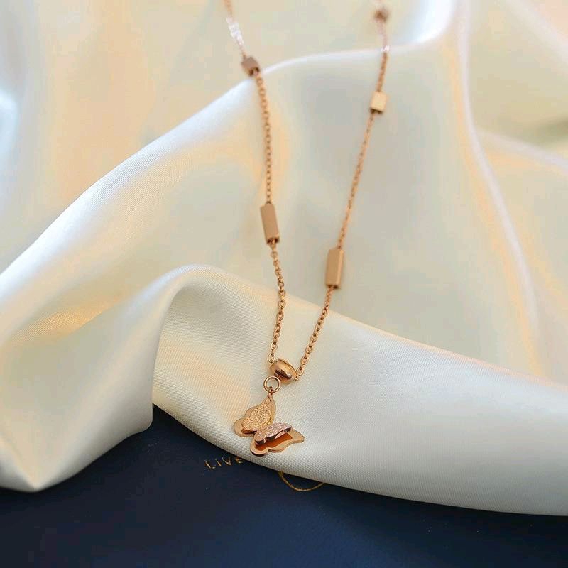 Kalung Titanium Wanita Liontin Kupu Kupu / Kalung Titanium Gold Titanium Wanita