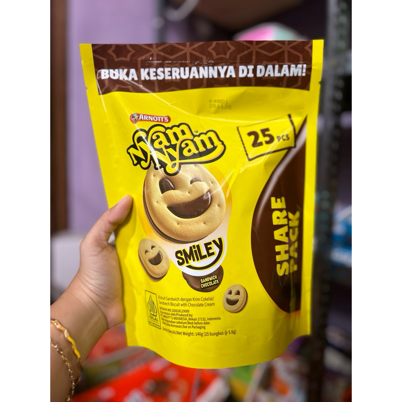 

Nyam Nyam Smiley Sandwich Chocolate Share Pack isi 25pcs