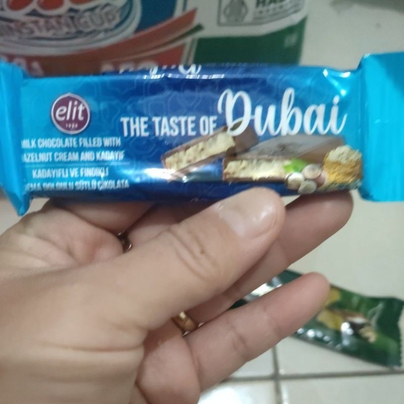 

Coklat Dubai dengan full kacang hazelnut ready di Indonesia