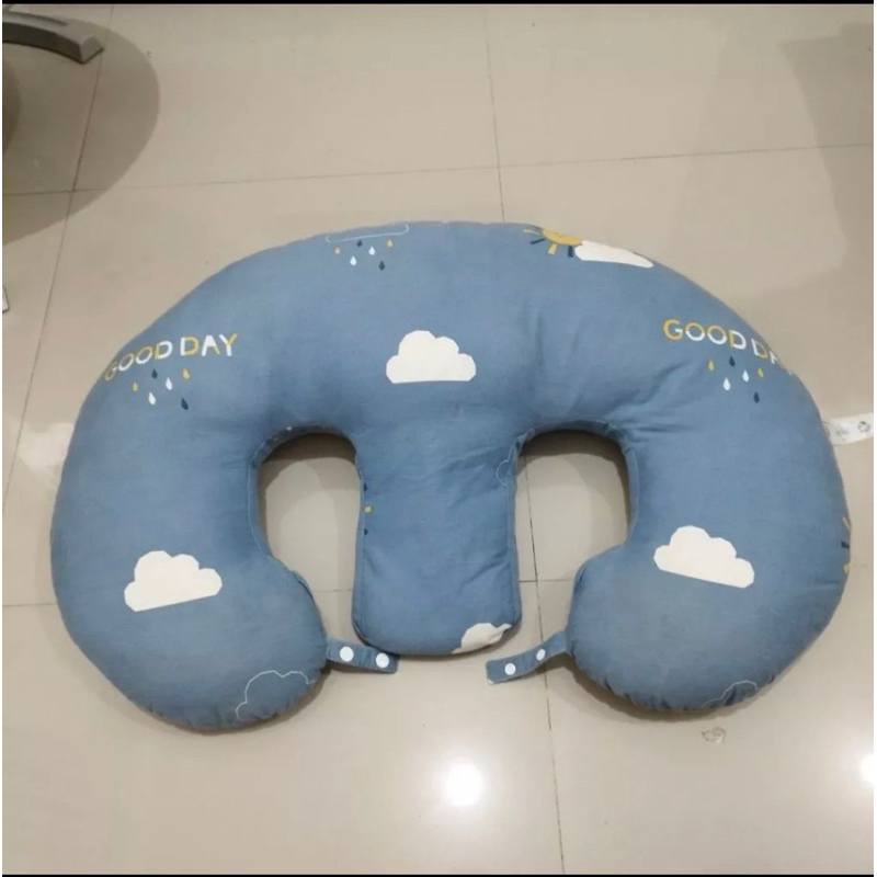Bantal menyusui anak kembar