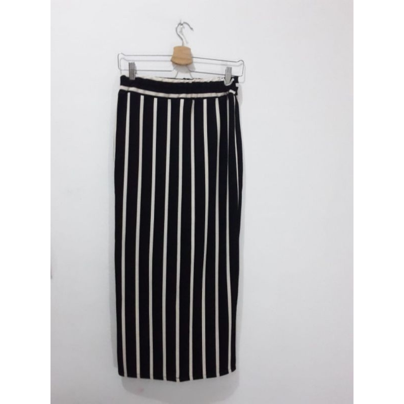Rok Span Panjang Garis-Garis Hitam Putih