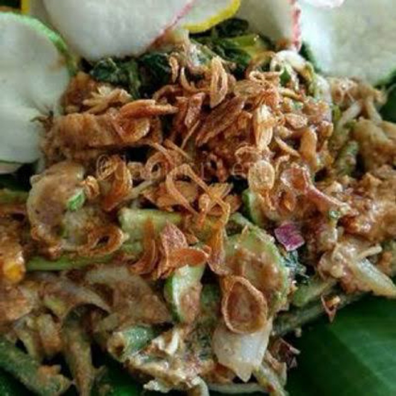 

Gado gado pakai lontong daun