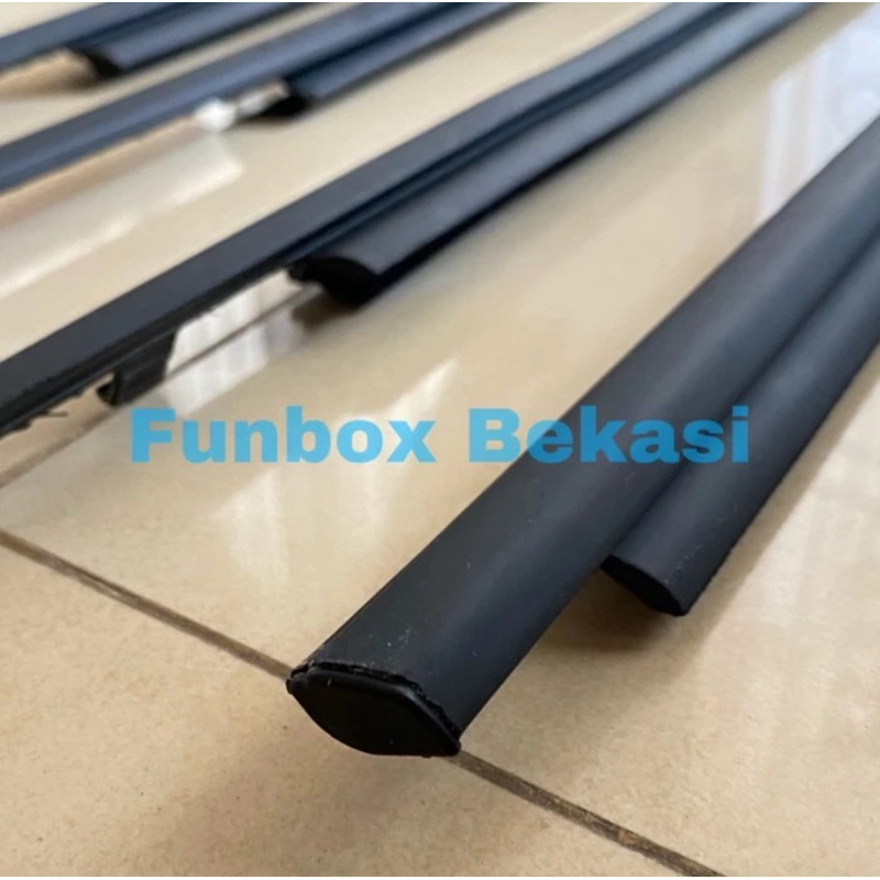 PELIPIT LIST KACA PINTU ALL NEW COROLLA hitam