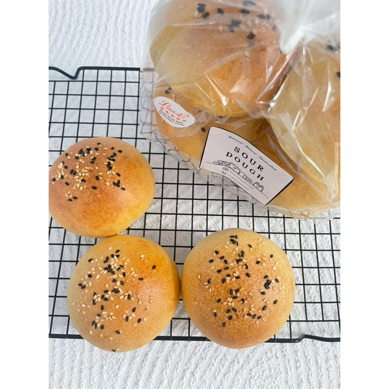 

Sourdough Burger Bun Roti Burger Made with Sourdough Levain Fermentasi Panjang Low Gluten Tanpa Ragi Instan Diameter Sedang