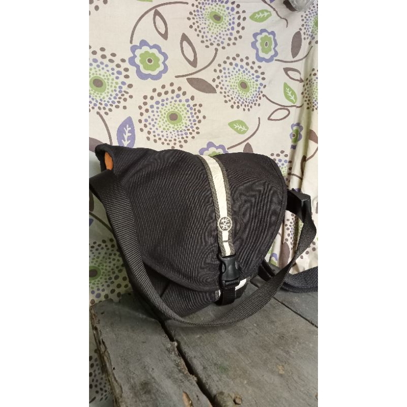 Tas slempang merk CRUMPLER second