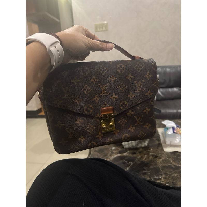 Tas Tangan Louis Vuitton Kulit Hitam